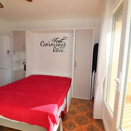 Grand Climatise Pour 4 Personnes Avec Parking, A 350m De La Au Grau-du-roi - Fr-1-307-222 Apartment Le Grau-du-Roi