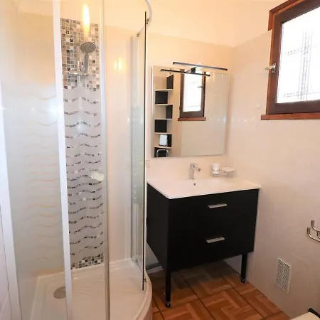 Apartment Grand Climatise Pour 4 Personnes Avec Parking, A 350m De La Au Grau-du-roi - Fr-1-307-222 *